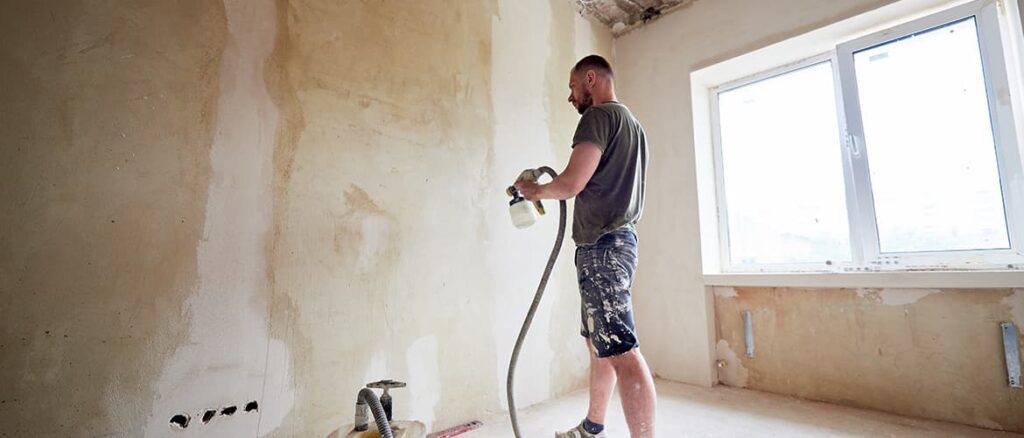 Homem pintando uma parede com pistola de pintura |Blog copafer