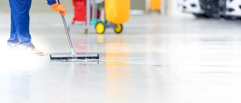 homem usando o que é bom para limpar piso encardido - Blog da Copafer