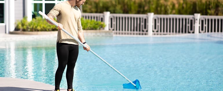 Em qual ordem colocar os produtos? descubra como limpar a piscina