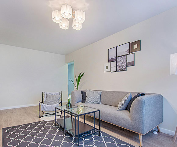 Sala de estar moderna com destaque para a iluminação do teto e decoração minimalista, proporcionando um ambiente aconchegante e elegante.